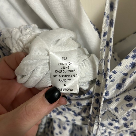 Altar’d State Blue & White Floral Deep V Romper Size Small - Picture 5 of 6